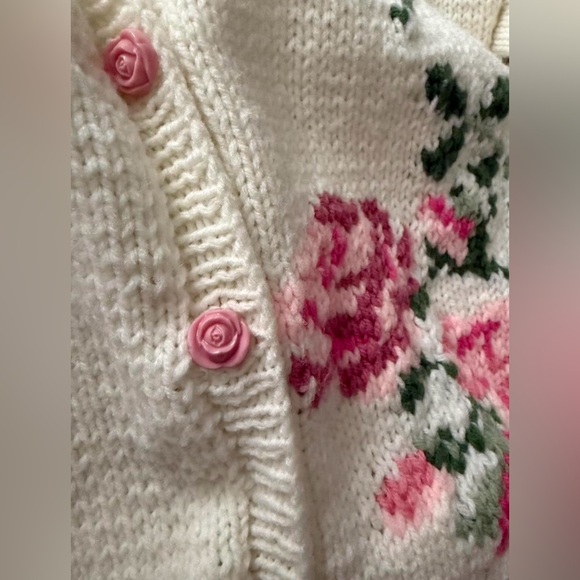 Vintage Cream and Pink Knit Floral Cardigan with Rosette Buttons 💗 Sèzane Vibes - Picture 3 of 4